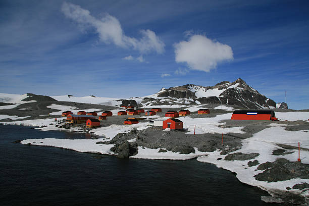 Argentine research station The argentine resercah station on the Antarctic mainland houses in antarctica stock pictures, royalty-free photos & images