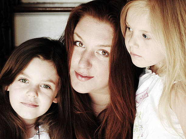 istock mom & girls 179060074