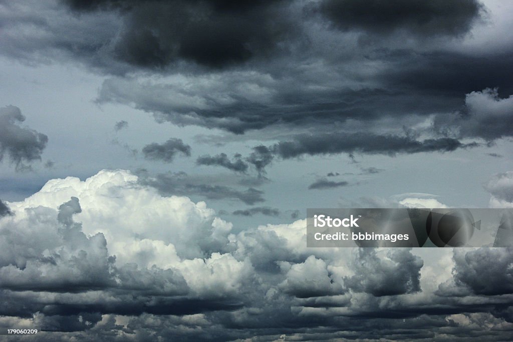 Vehemente nubes - Foto de stock de Aire libre libre de derechos