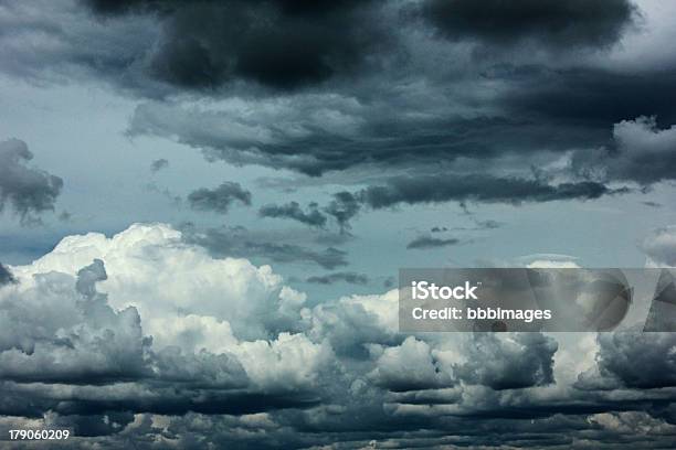 Vehemente Nubes Foto de stock y más banco de imágenes de Aire libre - Aire libre, Belleza de la naturaleza, Cielo