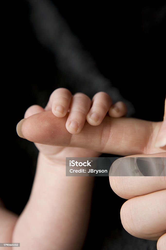 ベビー持つ母の指 - お祝いのロイヤリティフリーストックフォト