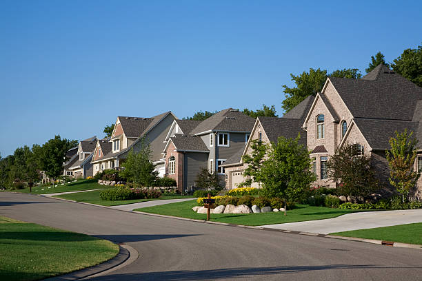 upscale casas na rua suburbanos - this way imagens e fotografias de stock