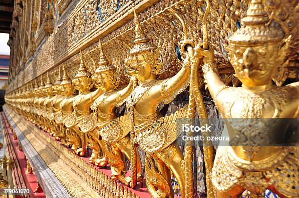 Garuda Statua Ramię Klasztor Wat Phra Keaw - zdjęcia stockowe i więcej obrazów Czerwony - Czerwony, Fotografika, Garuda