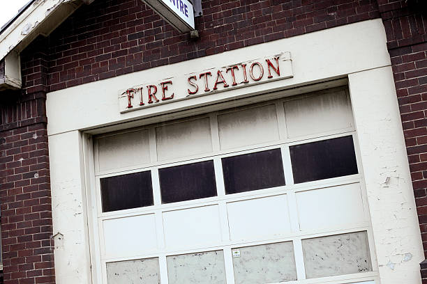 Abandonado la estación de bomberos - foto de stock