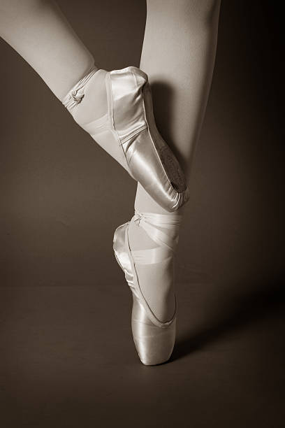 istock Ballerina's feet en pointe 179061128