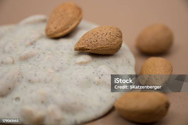 Foto de Chocolates Finos e mais fotos de stock de Casca de fruta - Casca de fruta, Chocolate Branco, Amêndoa