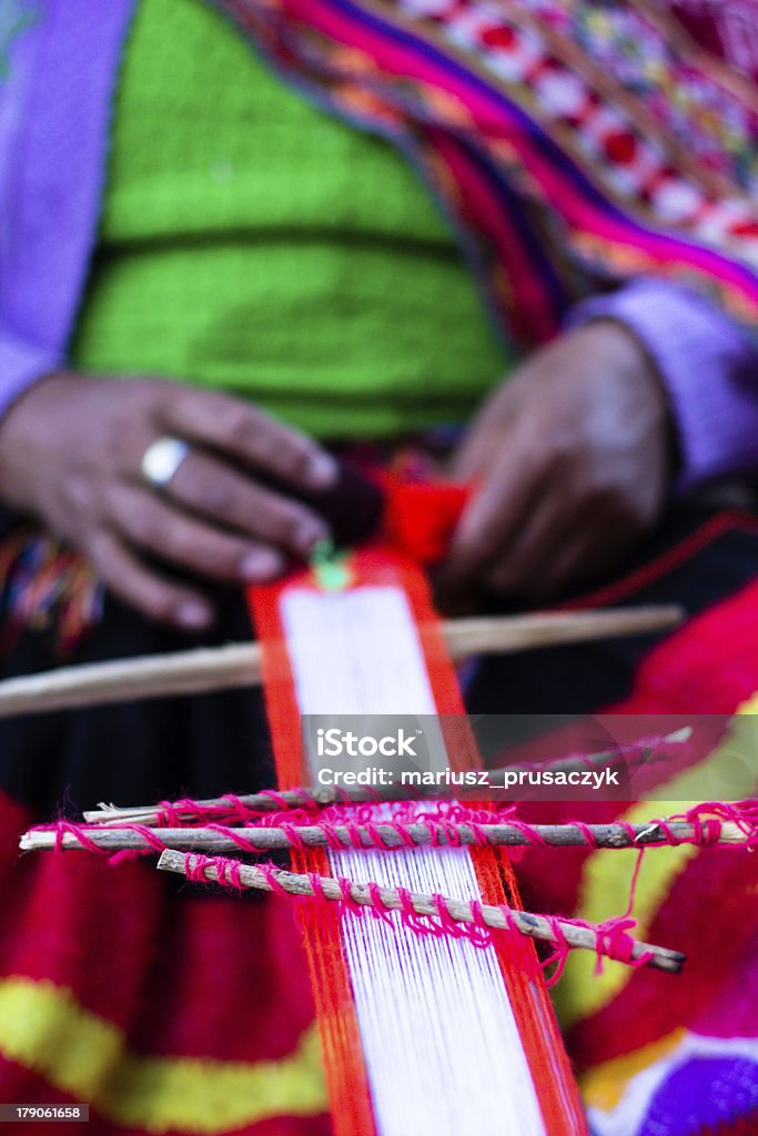 Manos tradicional weaving en las montañas de los Andes, Perú - Foto de stock de Adulto libre de derechos