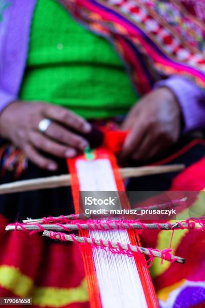 Manos Tradicional Weaving En Las Montañas De Los Andes Perú Foto de stock y más banco de imágenes de Adulto