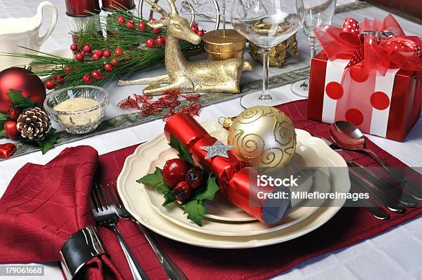 Red Theme Christmas Dinner Table Setting Stock Photo - Download Image Now - Christmas, Place Mat, Christmas Cracker