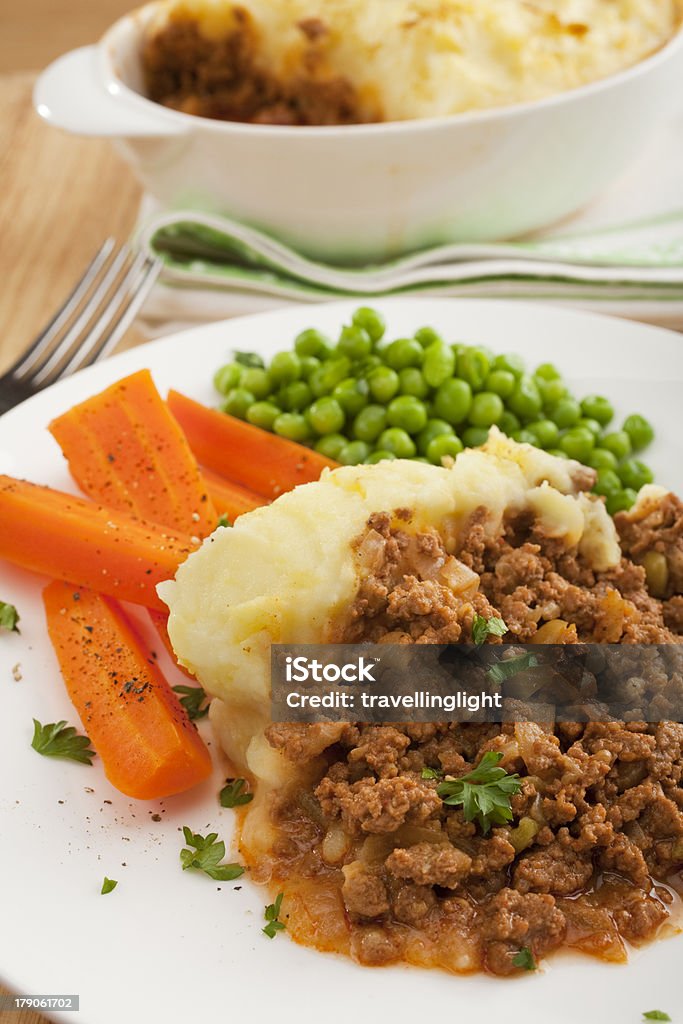 Shepherd's Pie mit Karotten und Erbsen-Platte - Lizenzfrei Shepherd's Pie Stock-Foto