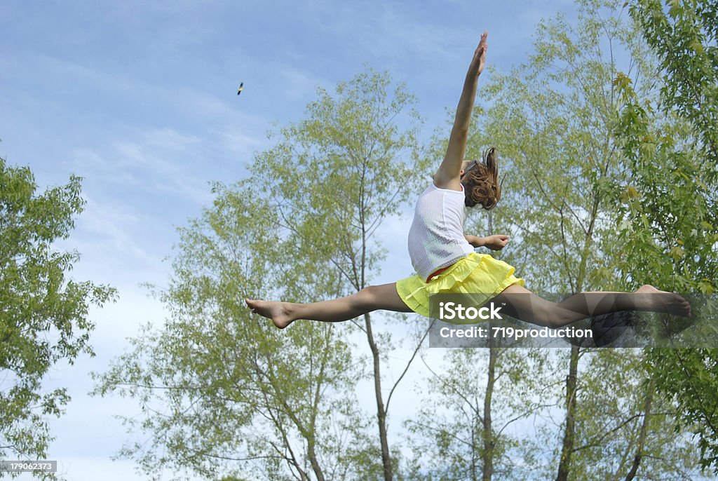 Fille sautant en l'air - Photo de Adolescent libre de droits