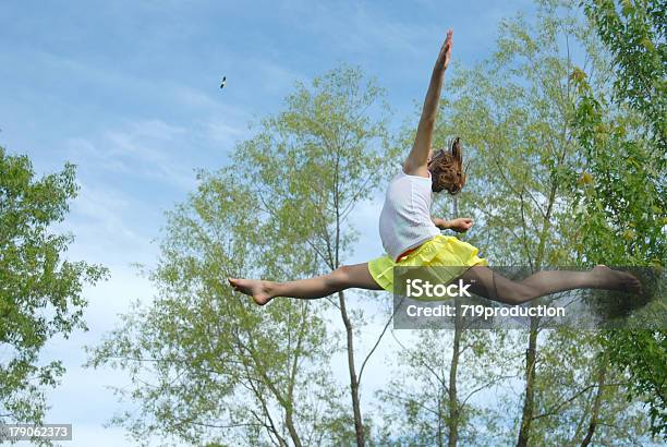 Photo libre de droit de Fille Sautant En Lair banque d'images et plus d'images libres de droit de Adolescent - Adolescent, Grand écart, Gymnastique sportive