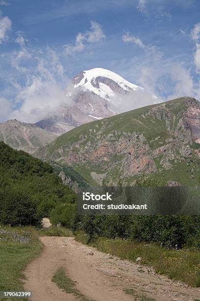 Kazbek A Las Montañas Foto de stock y más banco de imágenes de Aire libre - Aire libre, Aldea, Alpes Europeos