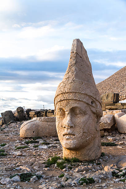 heads auf nemrut mountain - nemrud dagh mountain turkey history stock-fotos und bilder