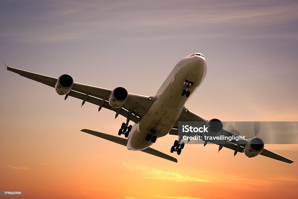 Реактивный самолета, Улетев в яркие закат небо - Стоковые фото Воздушный транспорт роялти-фри