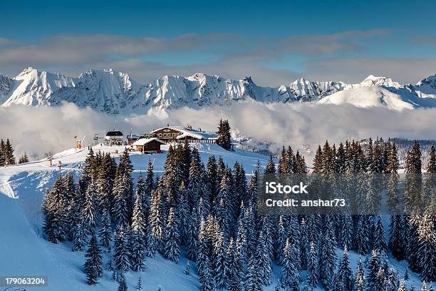 Ristorante Da Sci Sulla Cima Alla Montagna Vicino Megève - Fotografie stock e altre immagini di Megève