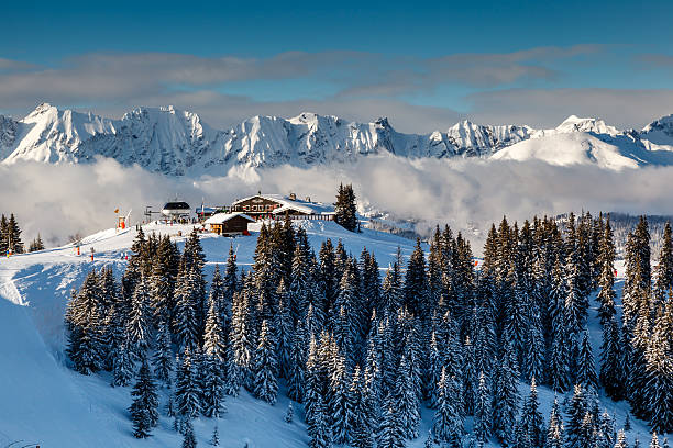 esqui restaurante no pico da montanha, perto de megeve - skiing winter snow scenics - fotografias e filmes do acervo