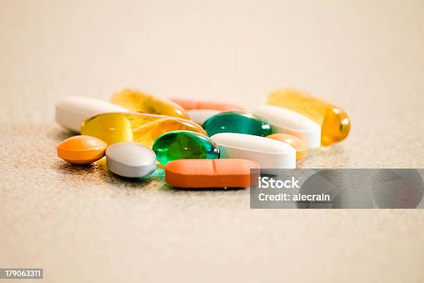 Vitamine - Fotografie stock e altre immagini di Antidolorifico - Antidolorifico, Arancione, Bellezza