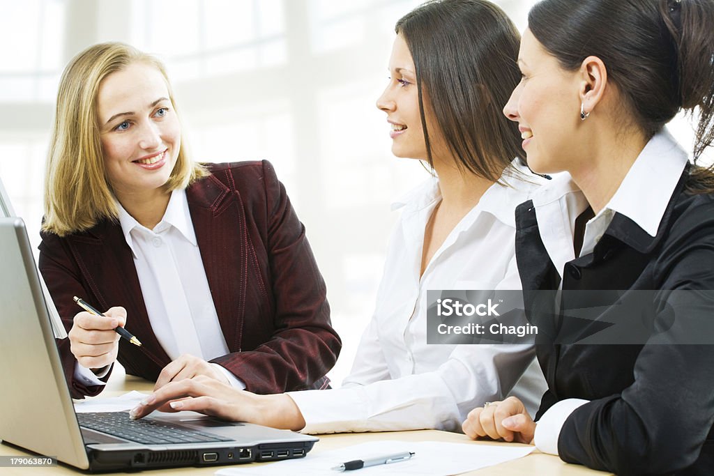 Деловых женщин в офисе - Стоковые фото Анализировать роялти-фри