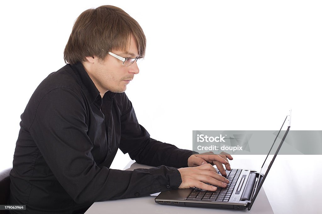 Uomo che lavora su un computer portatile - Foto stock royalty-free di Abbigliamento casual