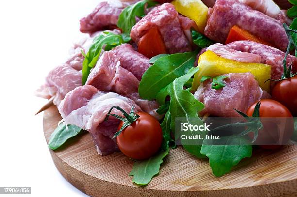 Macellaio Di Tagliare Pomodori Freschi E Carne Assortimento Guarnito - Fotografie stock e altre immagini di Aglio - Alliacee