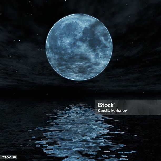 Big Blue Moon Riflette In Superficie Dellacqua - Fotografie stock e altre immagini di Acqua - Acqua, Ambientazione esterna, Astronomia