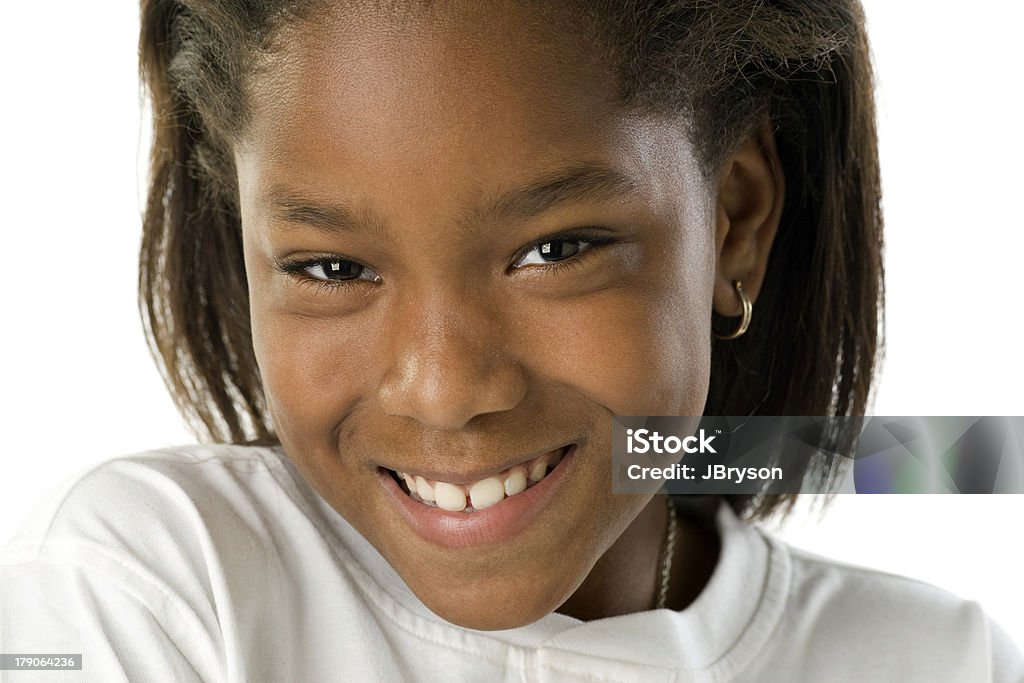 Sonriente niña de ascendencia africana. - Foto de stock de 10-11 años libre de derechos