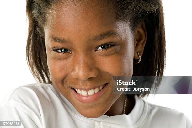 Sonriente Niña De Ascendencia Africana Foto de stock y más banco de imágenes de 10-11 años - 10-11 años, 8-9 años, Actitud