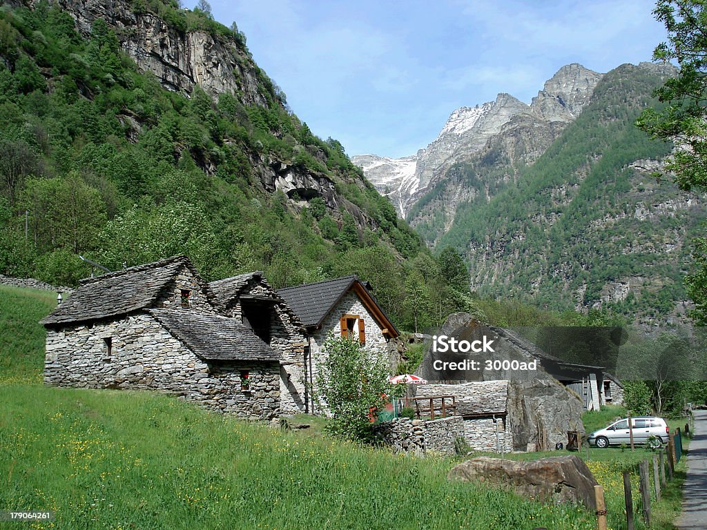 Case in pietra in Alpi svizzere - Foto stock royalty-free di Albero