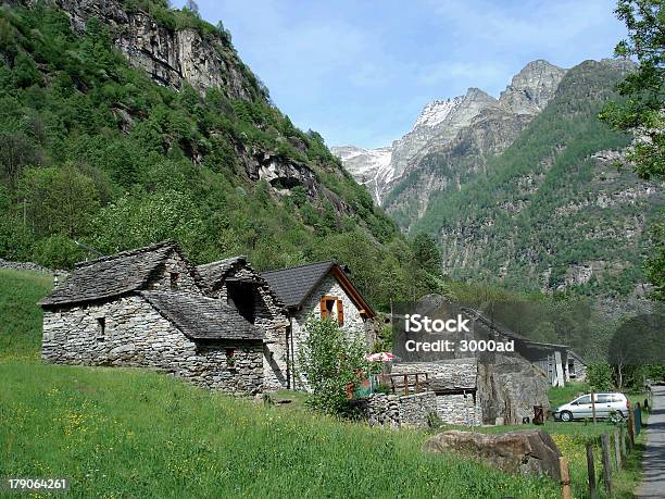 Case In Pietra In Alpi Svizzere - Fotografie stock e altre immagini di Albero - Albero, Alpi, Alpi svizzere
