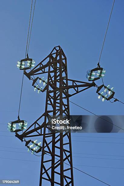 Torre De Alta Tensión Foto de stock y más banco de imágenes de Acero - Acero, Azul, Construir