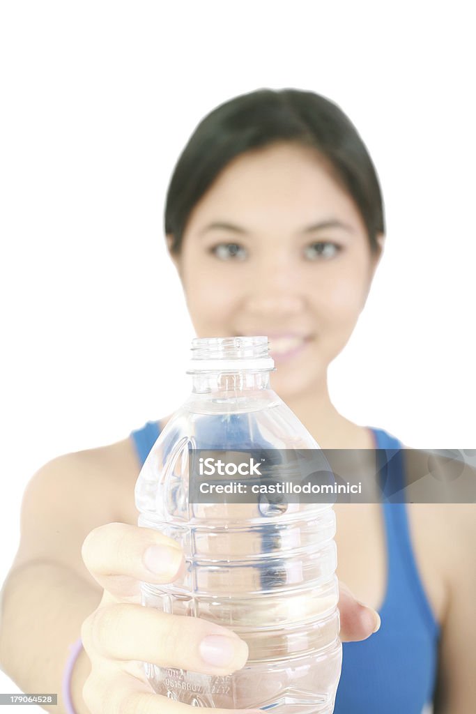 Chica pure aún espera botella de agua potable nutrition hechos - Foto de stock de Actividad libre de derechos