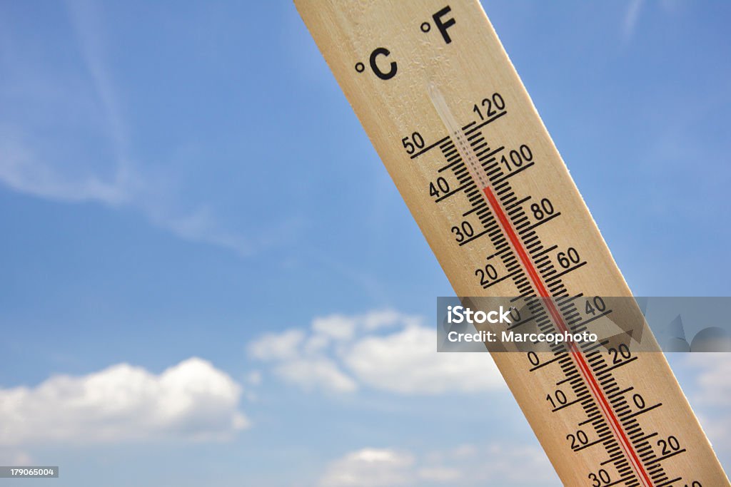 Estate Ondata di calore illustrato sul termometro con 100 gradi Fahrenheit - Foto stock royalty-free di Ambientazione esterna