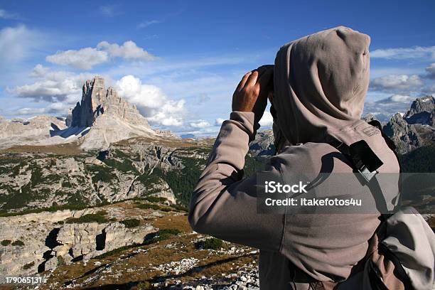 Hombre De Observar A Las Montañas Foto de stock y más banco de imágenes de Binoculares - Binoculares, Montaña, Persecución - Conceptos