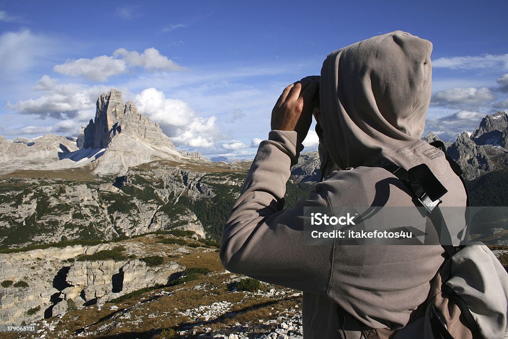 Homem observa Montanha - Royalty-free Binóculos Foto de stock