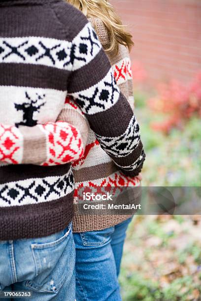 Otoño Caminando Foto de stock y más banco de imágenes de Abrazar - Abrazar, Adulto, Adulto joven