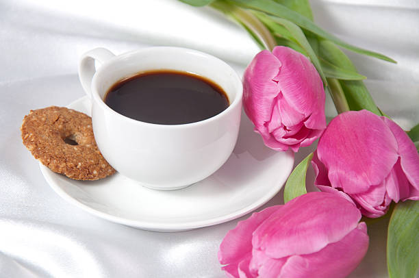 Frühstück mit Kaffee und Kekse, Tulpen auf weiss aus Seide – Foto