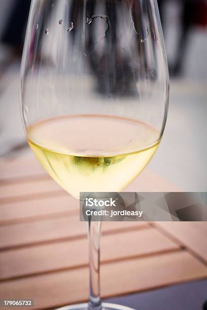 Foto de Copo De Vinho Branco Em Uma Mesa De Madeira e mais fotos de stock de Alcoolismo - Alcoolismo, Amarelo, Antigo