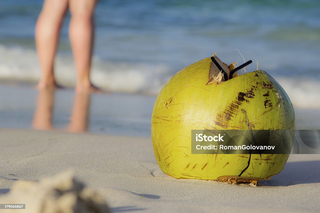 Coco na praia - Foto de stock de Alimentação Saudável royalty-free