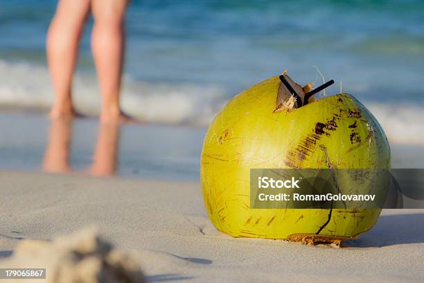 Foto de Coco Na Praia e mais fotos de stock de Alimentação Saudável - Alimentação Saudável, Areia, Bebida