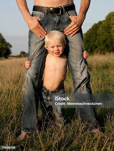 Und Tochter Al Mar Foto de stock y más banco de imágenes de Aferrarse - Aferrarse, Niño, Padre