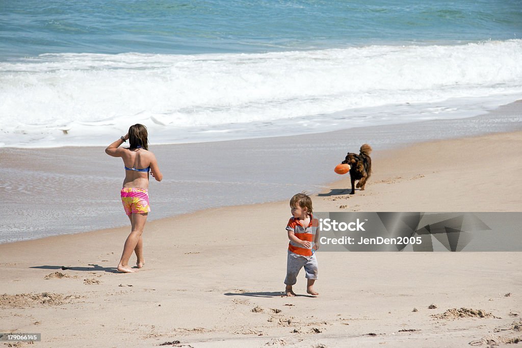 Brincando na praia - Foto de stock de 12-13 Anos royalty-free