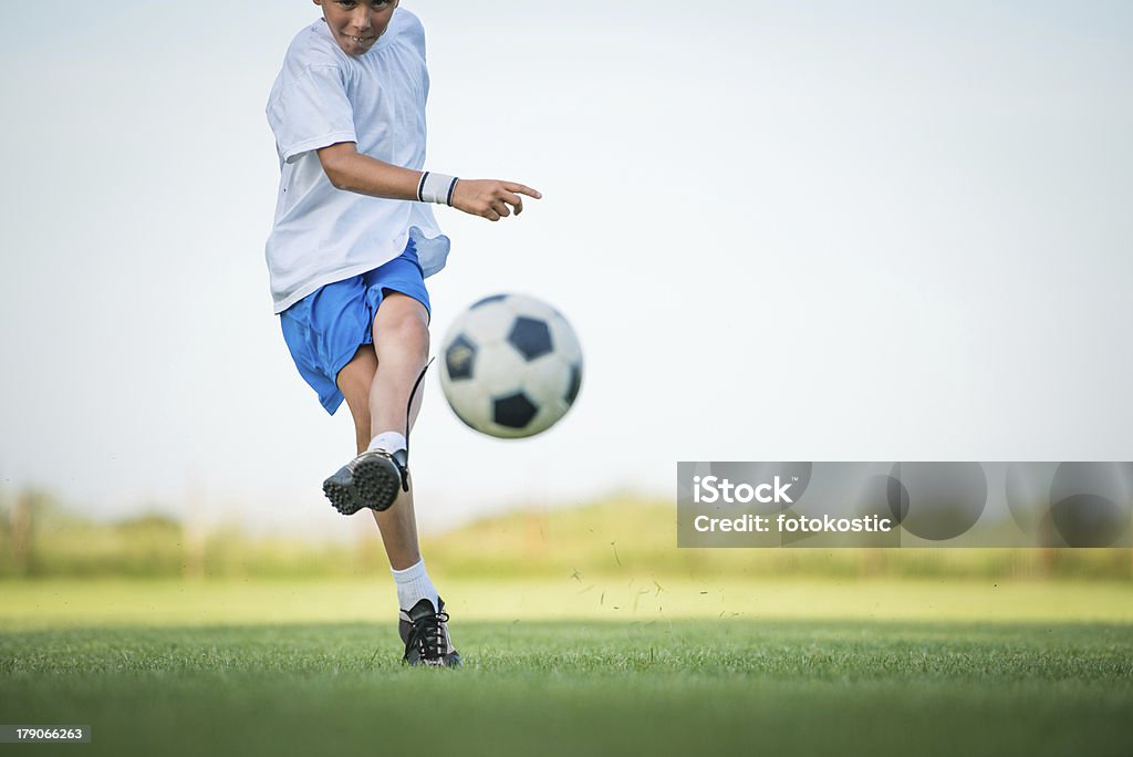 Dzieci Piłka nożna - Zbiór zdjęć royalty-free (Strzelać gola)