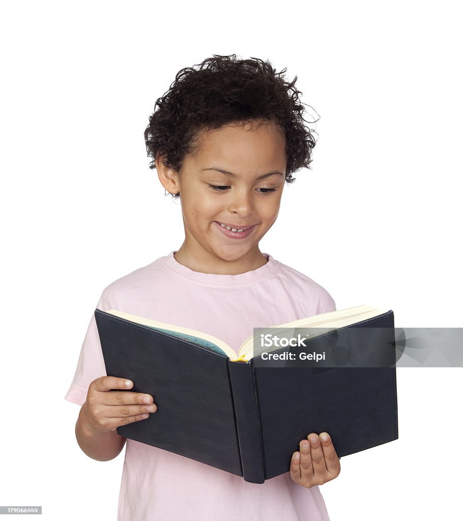 Latino felice bambino con un libro di lettura - Foto stock royalty-free di Afro