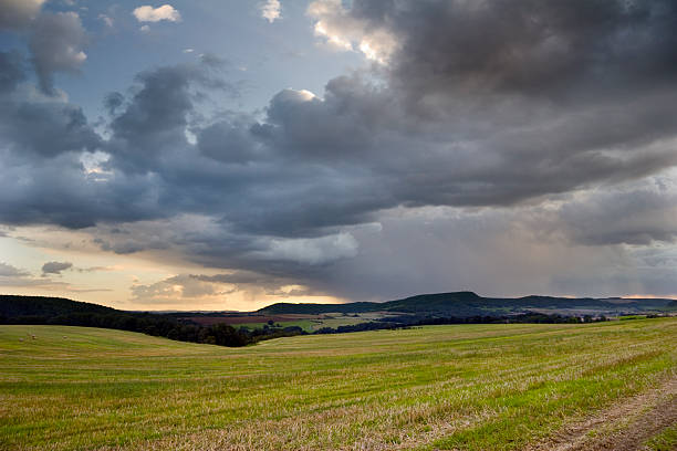 thunderclouds de campo - sommergewitter fotografías e imágenes de stock