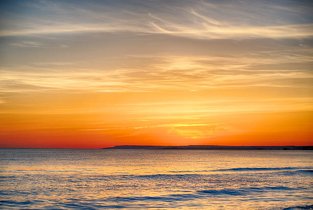 夕暮れ時のビーチと海 - north shore hawaii islands usa oahu ストックフォトと画像