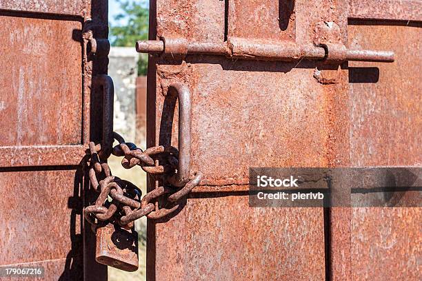 Metal Puerta Cerrada Foto de stock y más banco de imágenes de Abstracto - Abstracto, Acero, Antigualla