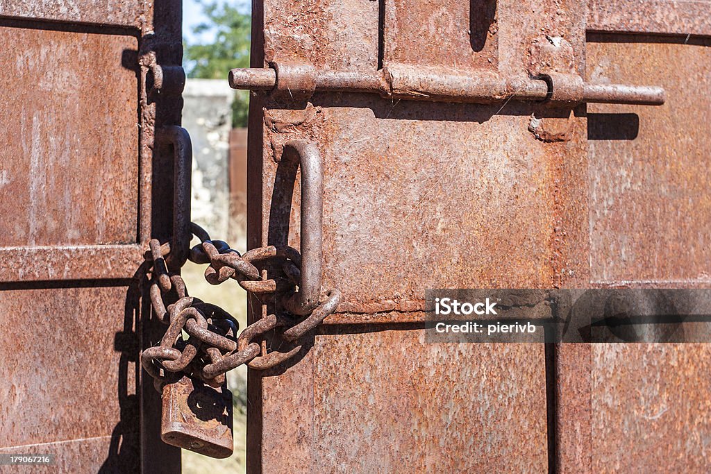 Metalowe bramy zamknięte - Zbiór zdjęć royalty-free (Abstrakcja)
