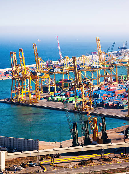 istock industrial Port de Barcelona 179067388