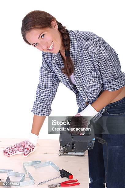 Mujer Carpintero En El Trabajo Foto de stock y más banco de imágenes de Adolescencia - Adolescencia, Adulto, Adulto joven